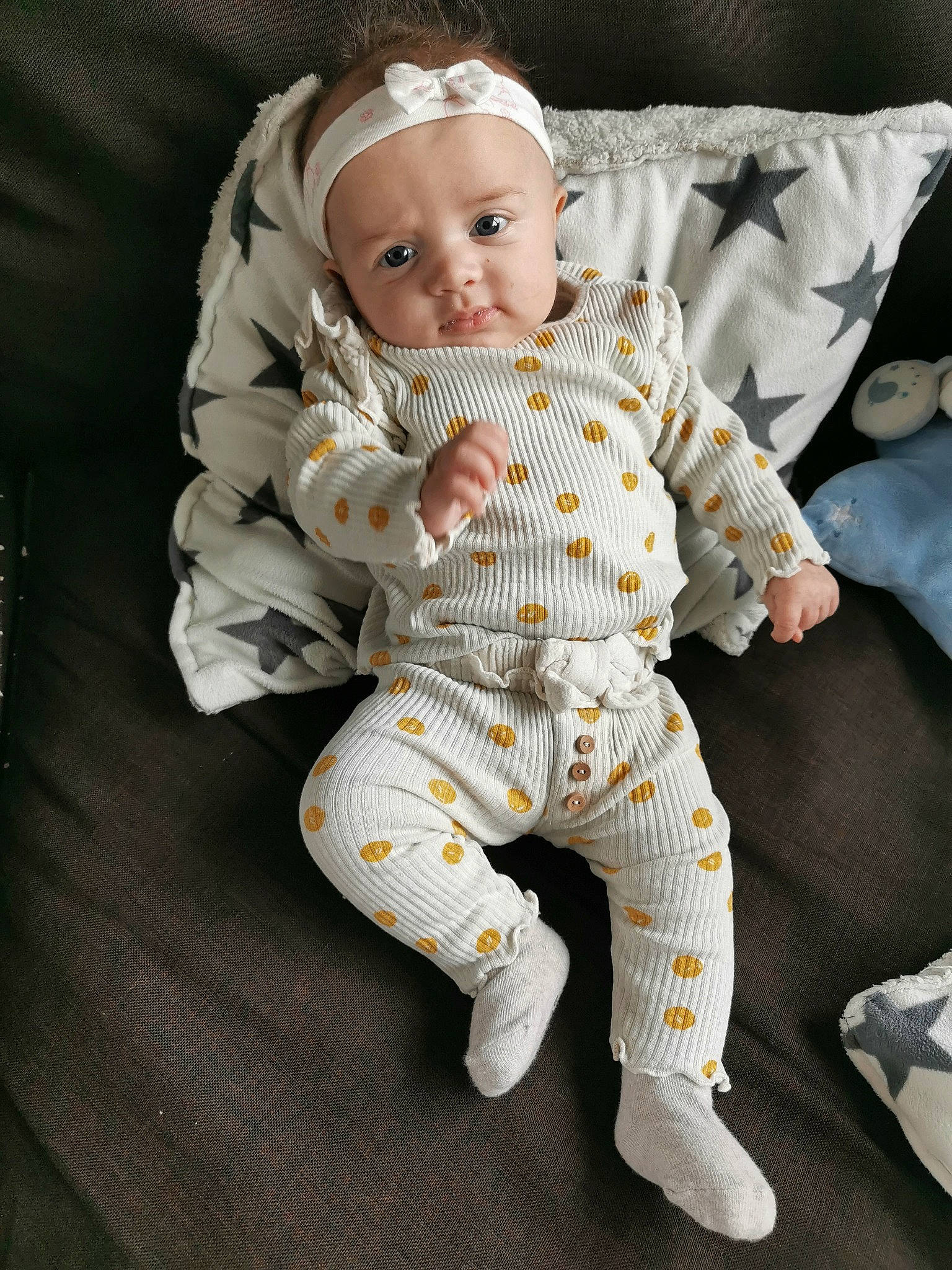 Néïa participe au concours pour gagner de l'argent avec cette photo : baby, baby_toddler_clothing, chair, child, clothing, comfort, costume, eye, face, fashion_accessory, flash_photography, flooring, fur, gesture, happy, head, linens, person, sitting, sleeve