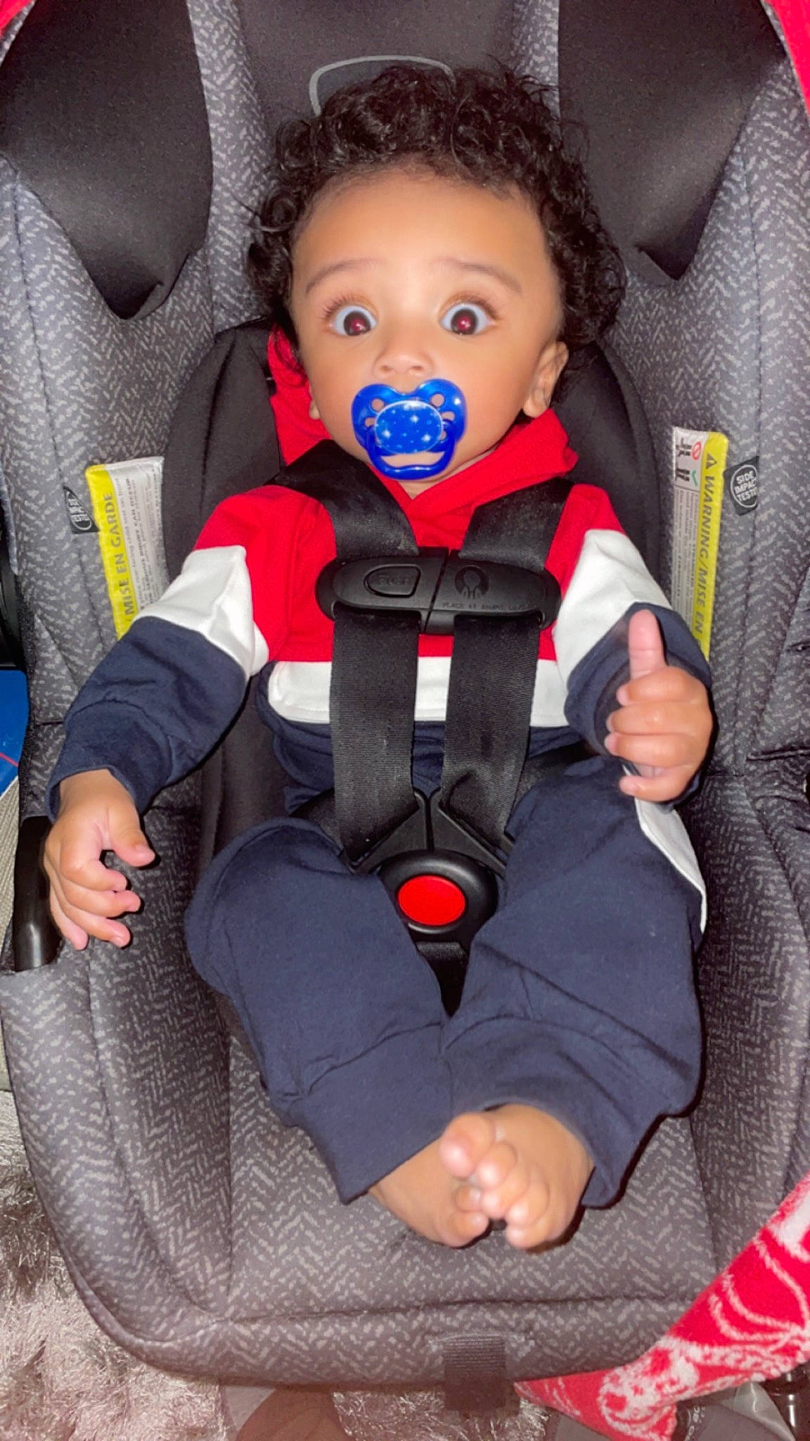 Julius is registered to the contest to win money with this photo: baby, baby_carriage, baby_in_car_seat, baby_products, baby_safety, baby_toddler_clothing, car_seat, carmine, chair, cheek, child, comfort, electric_blue, finger, lap, person, product, seat_belt, sitting, sleeve