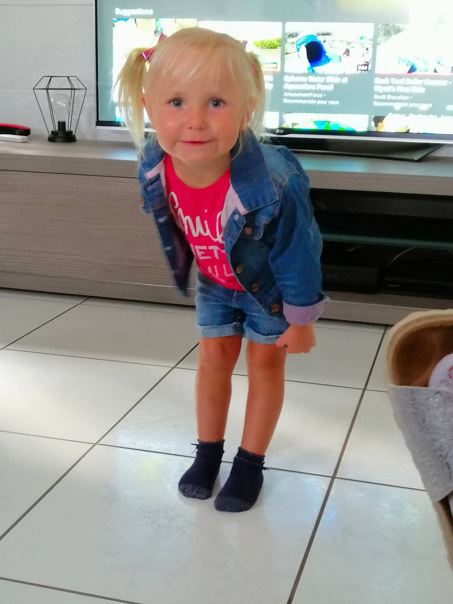 Pauline participe au concours pour gagner de l'argent avec cette photo : child, floor, flooring, fun, leg, person, smile, standing, toddler, vacation