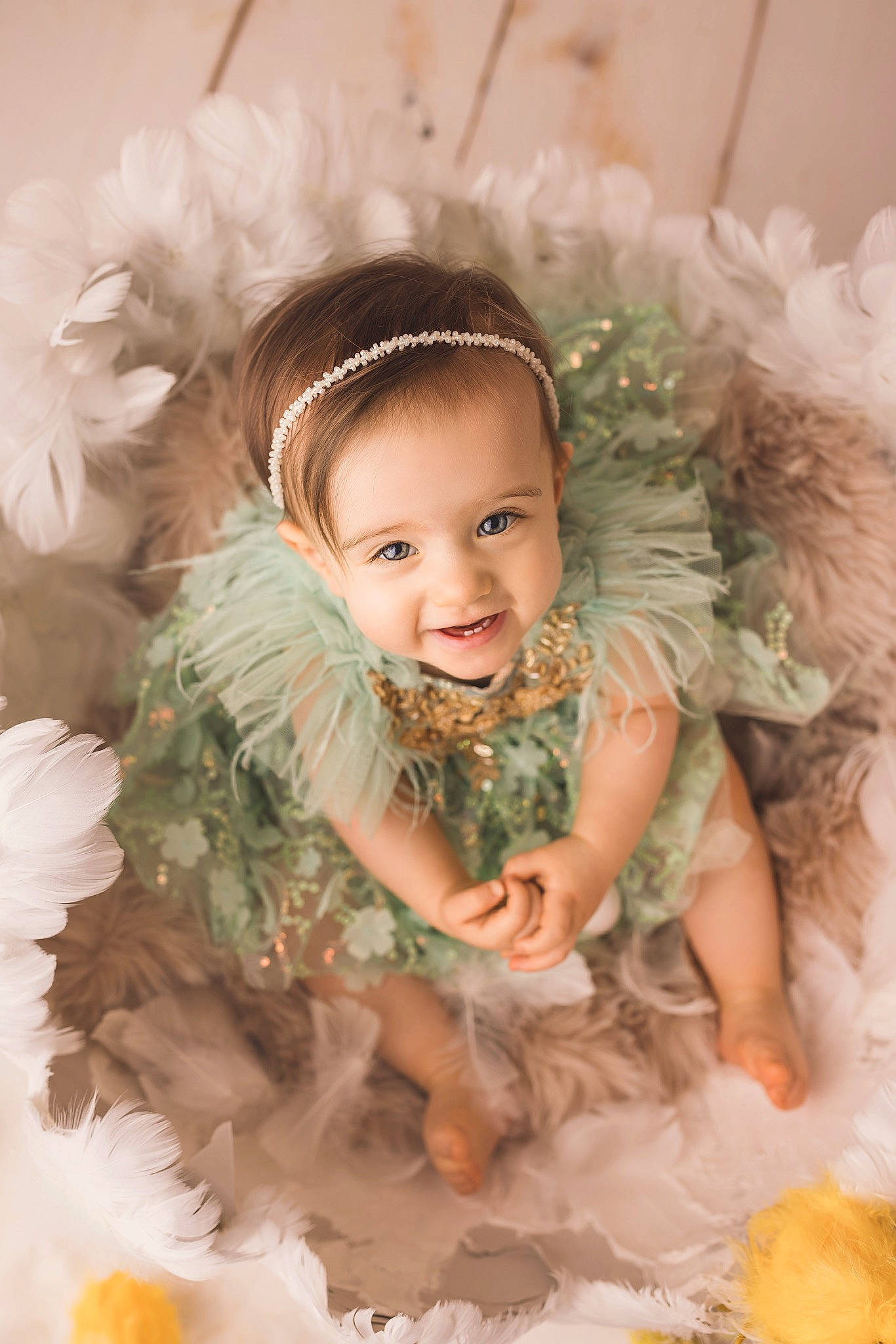 Théa a rejoint le concours — aidez-le/la à gagner de superbes lots ! angel, baby, baby_toddler_clothing, child, cut_flowers, event, flash_photography, fun, hair_accessory, happy, headband, headpiece, iris, joy, peach, person, petal, pink, sitting, smile