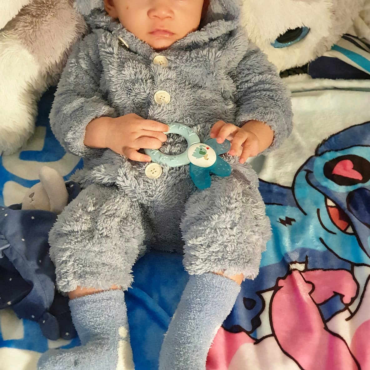 Nolan a rejoint le concours — aidez-le/la à gagner de superbes lots ! baby, blanket, blue_socks, cartoon_characters, child, cozy, cute, eyes, face, feet, hands, indoor, infant, lying_down, onesie, plush_texture, portrait, soft_lighting, teething_toy, warm_clothing