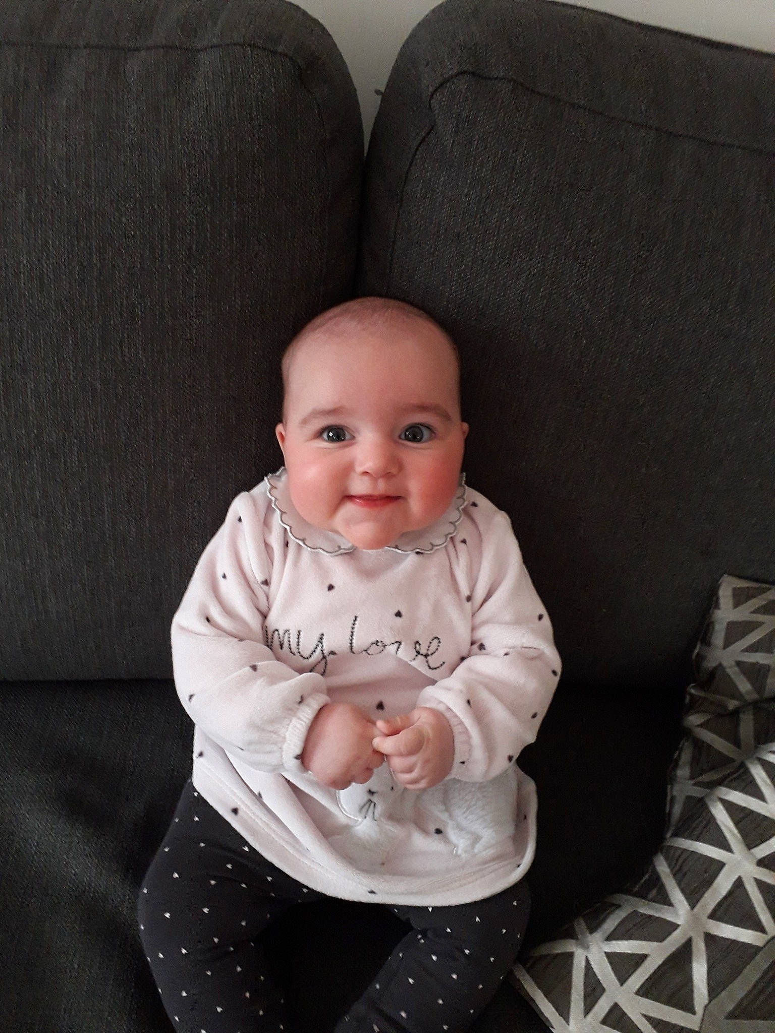 émilie participe au concours pour gagner de l'argent avec cette photo : abdomen, baby, child, comfort, person, sitting, skin, toddler