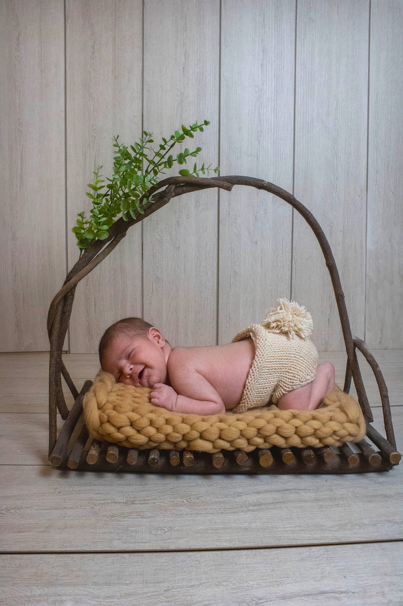Wellan a rejoint le concours — aidez-le/la à gagner de superbes lots ! baby, baby_products, baby_sleeping, baby_toddler_clothing, basket, child, comfort, fashion_accessory, flooring, foot, goggles, grass, hardwood, headgear, leg, person, plant, sitting, toddler, wicker