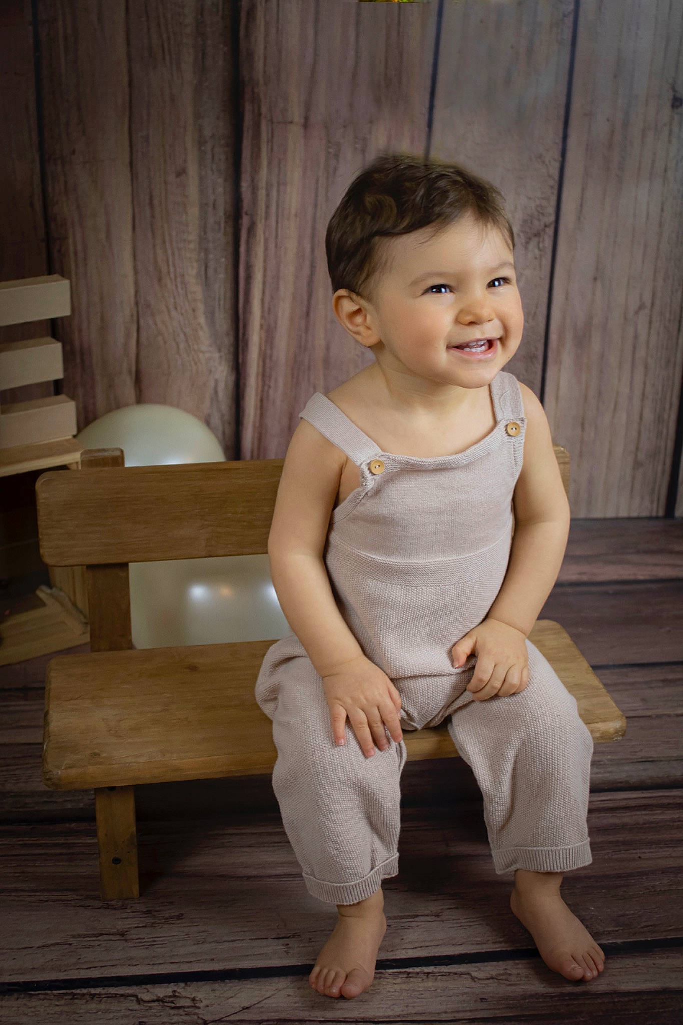 Wellan a rejoint le concours — aidez-le/la à gagner de superbes lots ! baby_toddler_clothing, barefoot, cheek, eye, face, flash_photography, flooring, foot, hair, happy, hardwood, human_leg, joy, leg, person, shoulder, sitting, skin, sleeve, smile