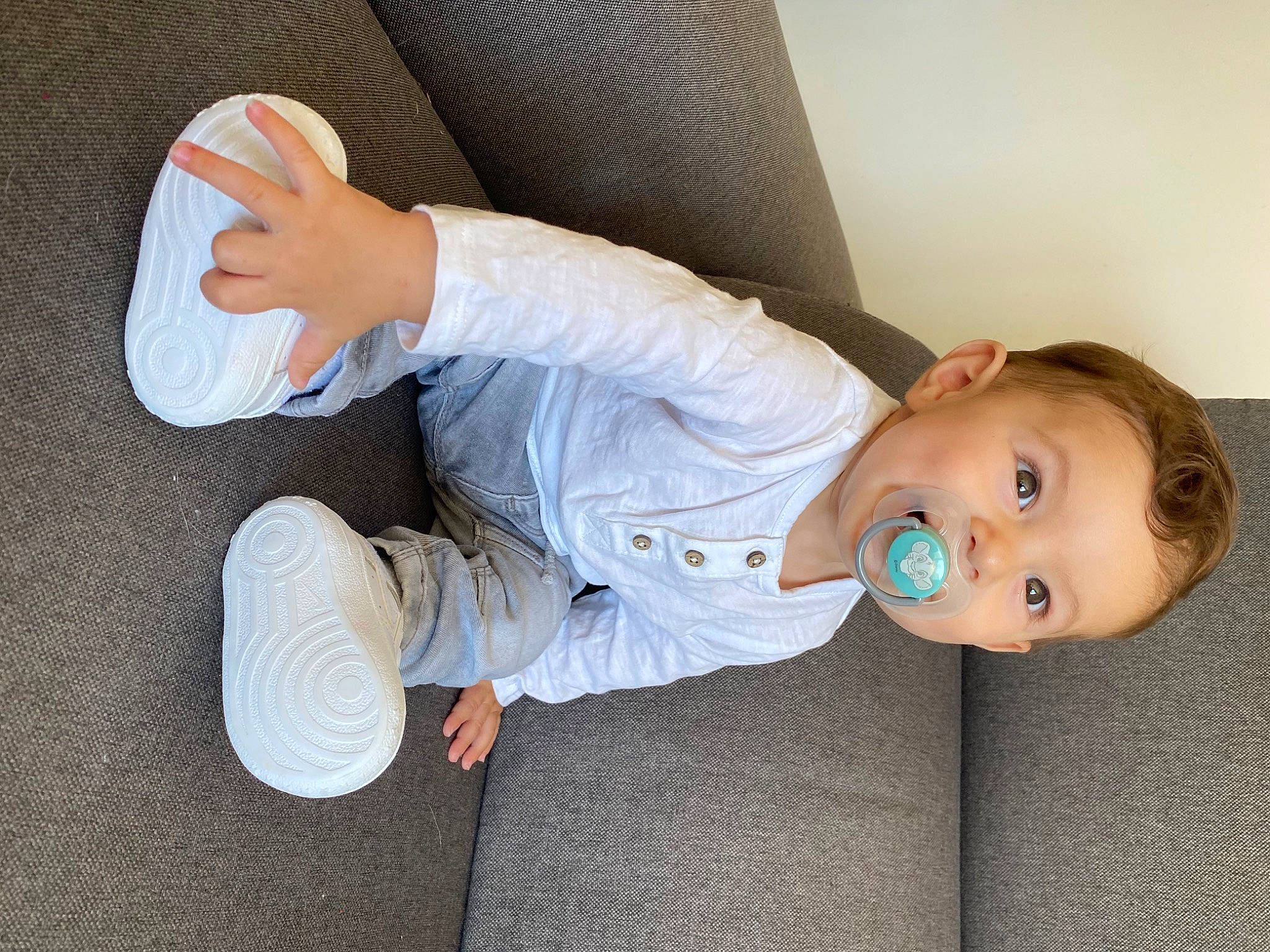 Wellan a rejoint le concours — aidez-le/la à gagner de superbes lots ! baby, baby_toddler_clothing, child, comfort, denim, elbow, flooring, foot, hardwood, human_leg, knee, leg, person, sitting, sleeve, sneakers, sock, thigh, toddler, walking_shoe