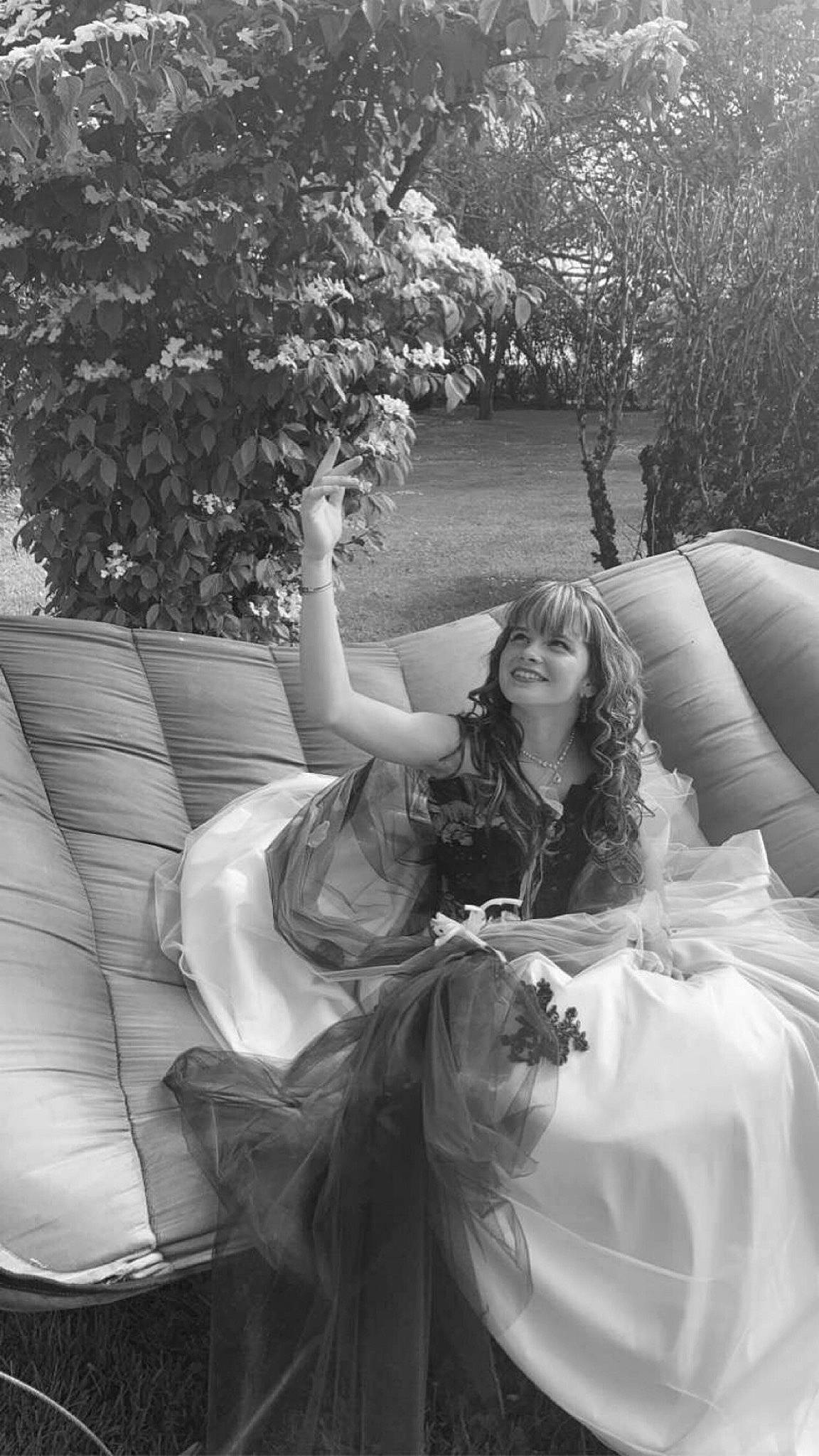 Clara a rejoint le concours — aidez-le/la à gagner de superbes lots ! black, black_and_white, bridal_clothing, bridal_party_dress, bridal_veil, bride, dress, fashion, flash_photography, gown, grass, hairstyle, happy, joy, monochrome, people, person, plant, style, tree