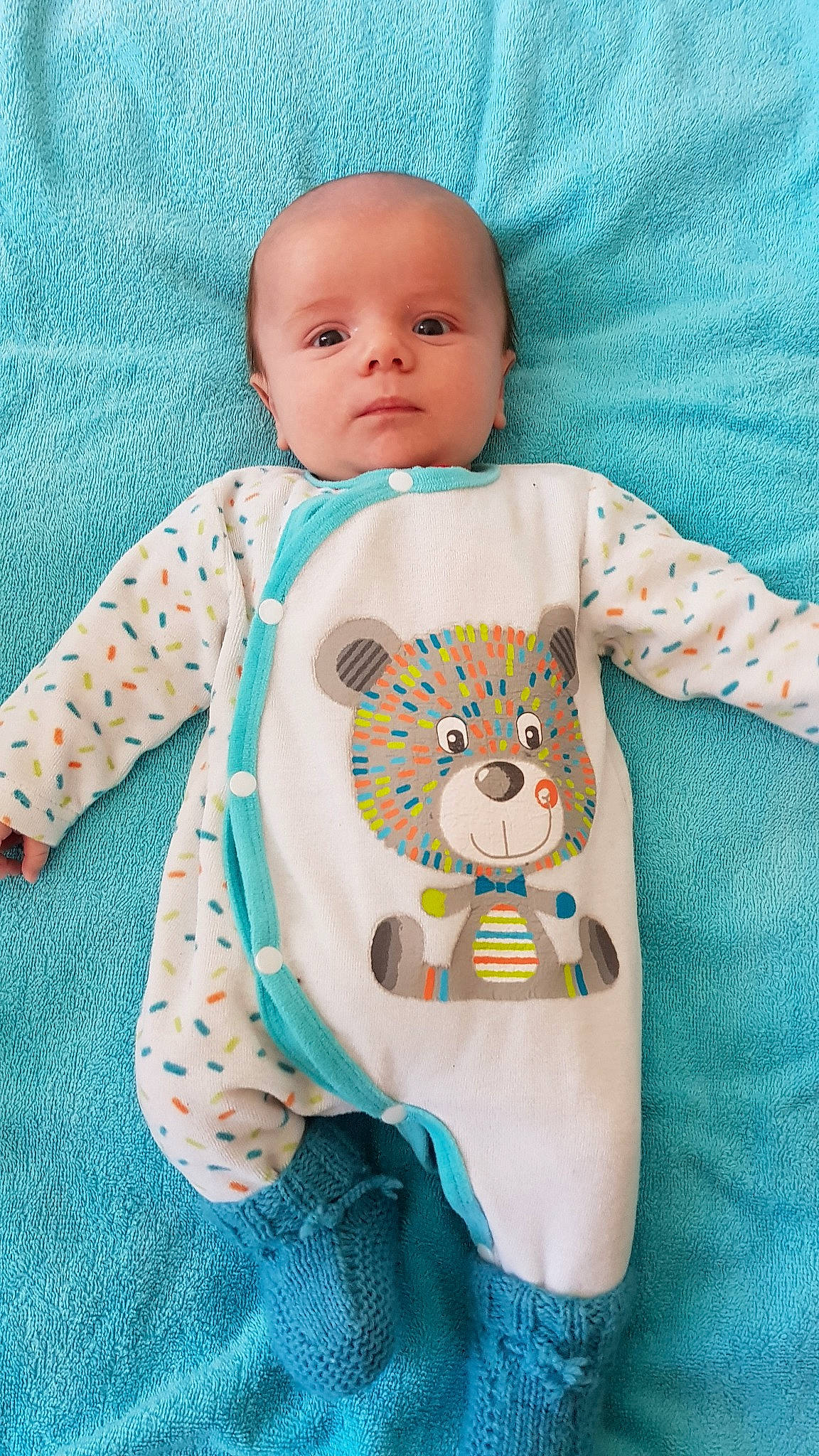 Timeo a rejoint le concours — aidez-le/la à gagner de superbes lots ! baby, baby_products, baby_toddler_clothing, baby_toys, child, head, pattern, person, product, sleeve, textile, toddler, turquoise