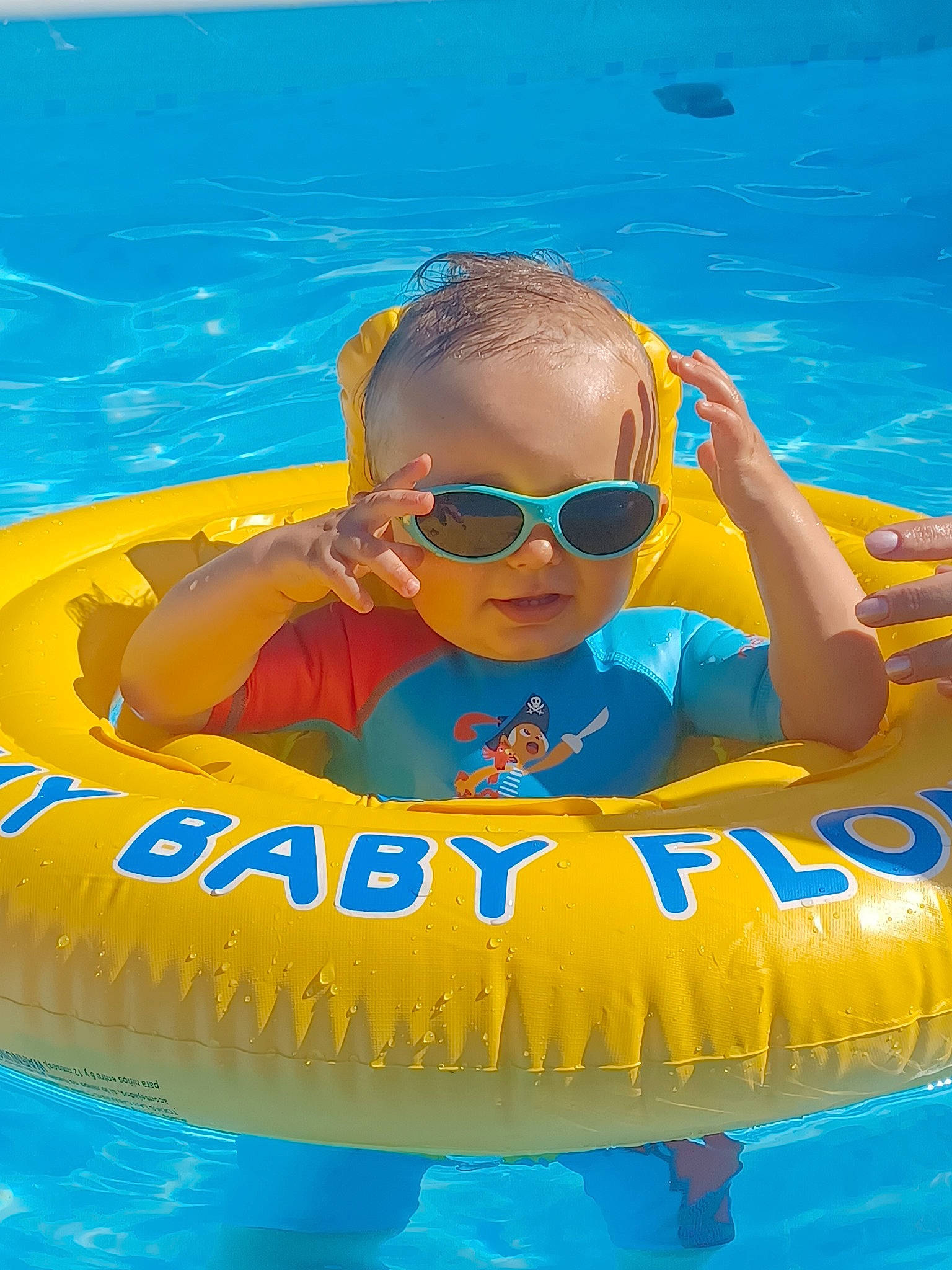 Ethan participe au concours pour gagner de l'argent avec cette photo : aqua, azure, baby_float, blue, eyewear, facial_expression, fun, games, goggles, happy, inflatable, leisure, outdoor_recreation, person, personal_protective_equipment, product, recreation, swimming_pool, toddler, vertebrate