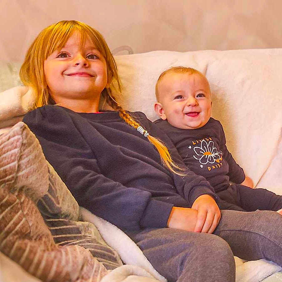 Maëlya Et Jade participe au concours pour gagner de l'argent avec cette photo : baby, babylaughing, bed, blanket, clothing, couch, cushion, face, family, furniture, happy, head, homedecor, pants, people, person, photography, portrait, quilt, smile