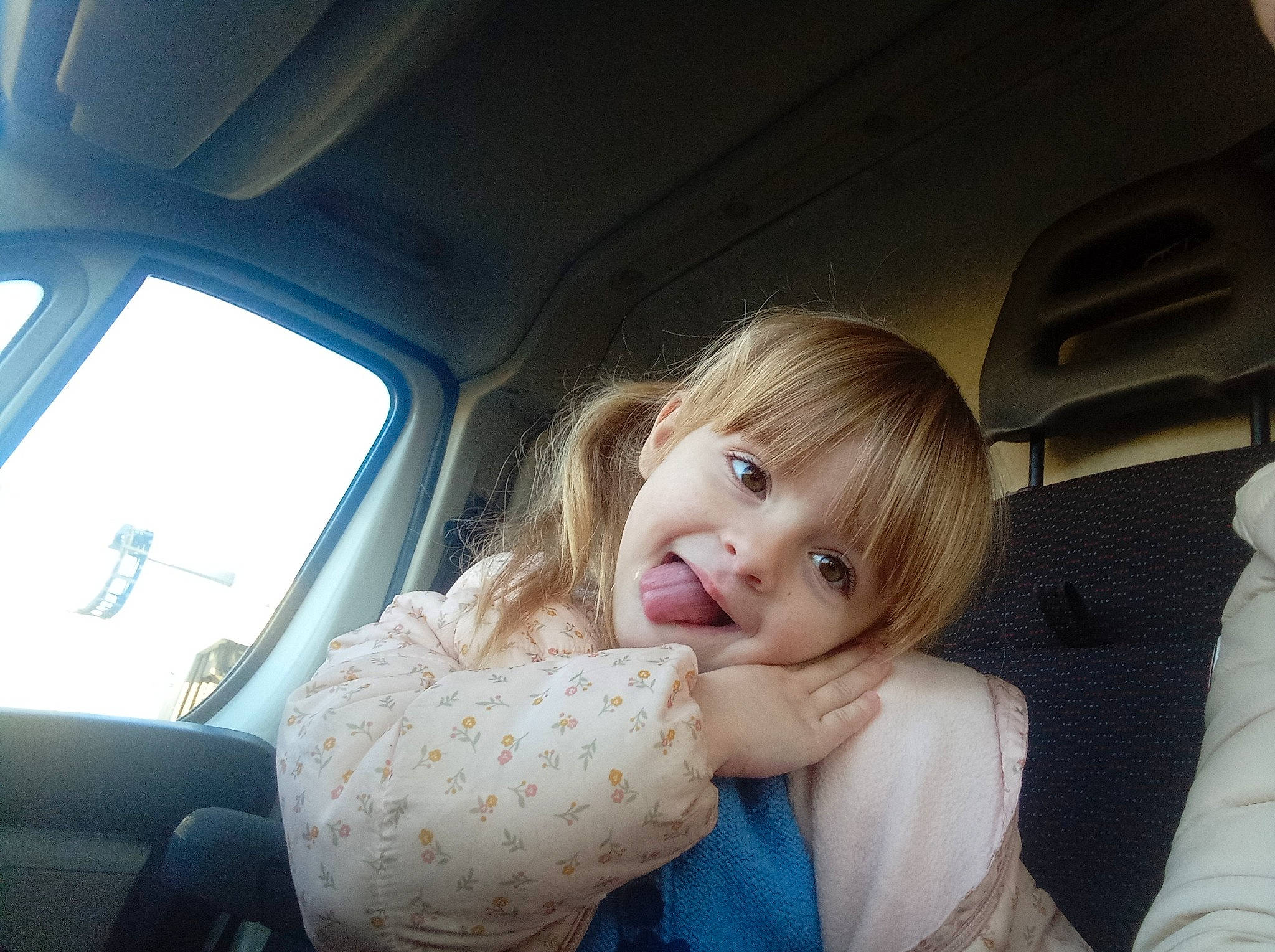 Maëlya participe au concours pour gagner de l'argent avec cette photo : automotive_design, automotive_exterior, car, car_seat, car_seat_cover, comfort, finger, gesture, hair, happy, head_restraint, motor_vehicle, person, personal_luxury_car, smile, steering_part, steering_wheel, toddler, vehicle, vehicle_door