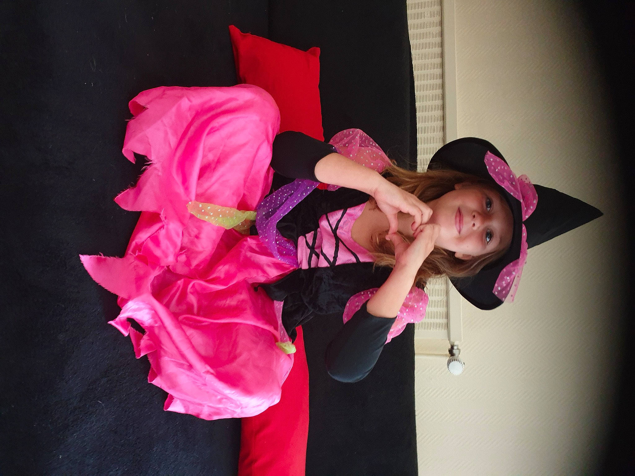 Eva participe au concours pour gagner de l'argent avec cette photo : bonnet, child_model, costume, costume_accessory, costume_design, day_dress, headwear, joy, magenta, person, photo_shoot, pink, purple, satin, sun_hat, velvet