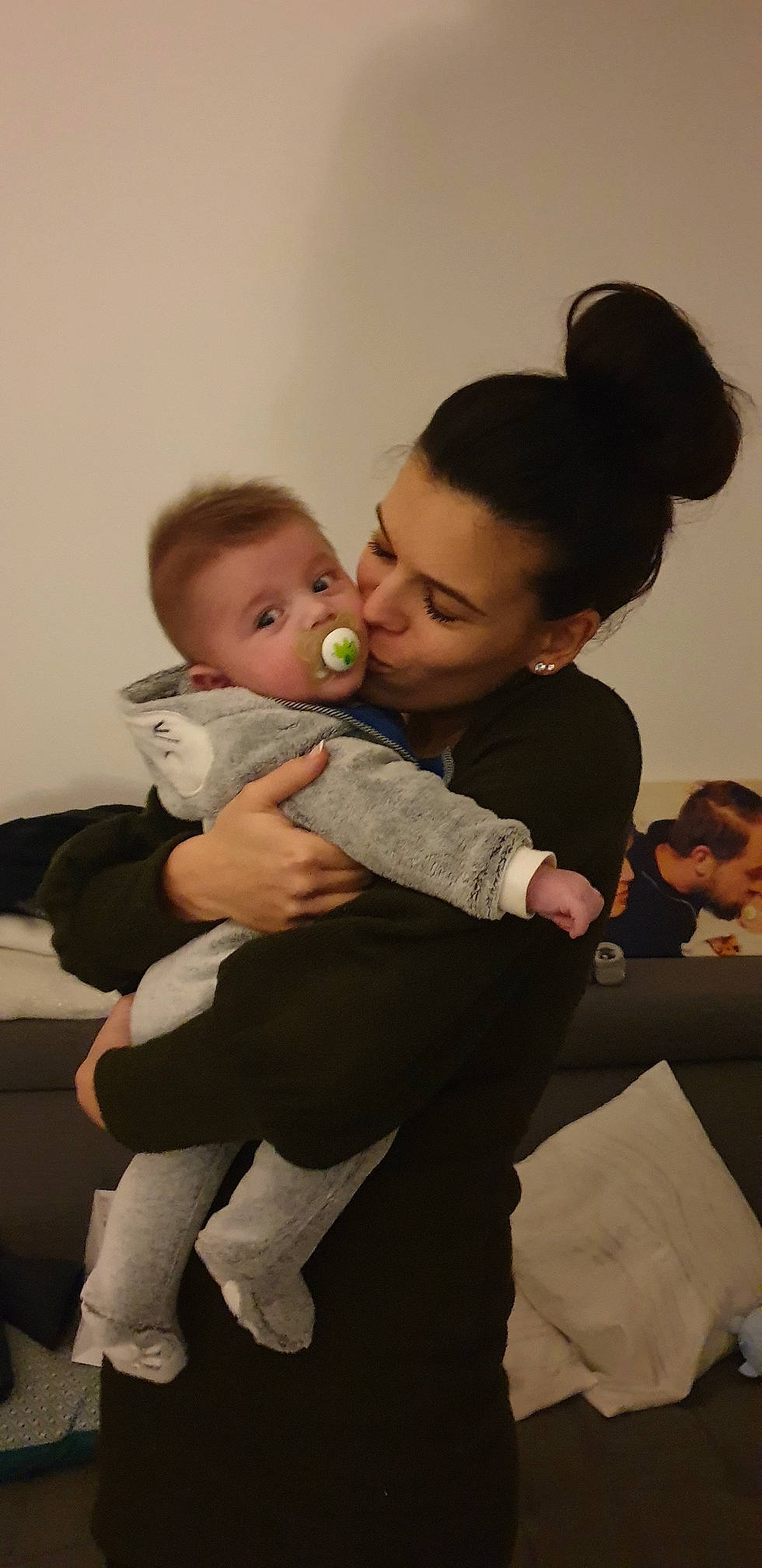 Ilan participe au concours pour gagner de l'argent avec cette photo : abdomen, arm, baby, cheek, child, eye, family, fun, happy, hug, interaction, joint, leg, people, person, skin, smile, standing, toddler