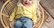 Fidjy participe au concours pour gagner de l'argent avec cette photo : baby, infant, smiling, yellow_sweater, denim_pants, headband, flower, wicker_chair, lace, dried_pampas_grass, wooden_floor, cute, portrait, indoor, child, happy, cozy, fashion, sitting, person