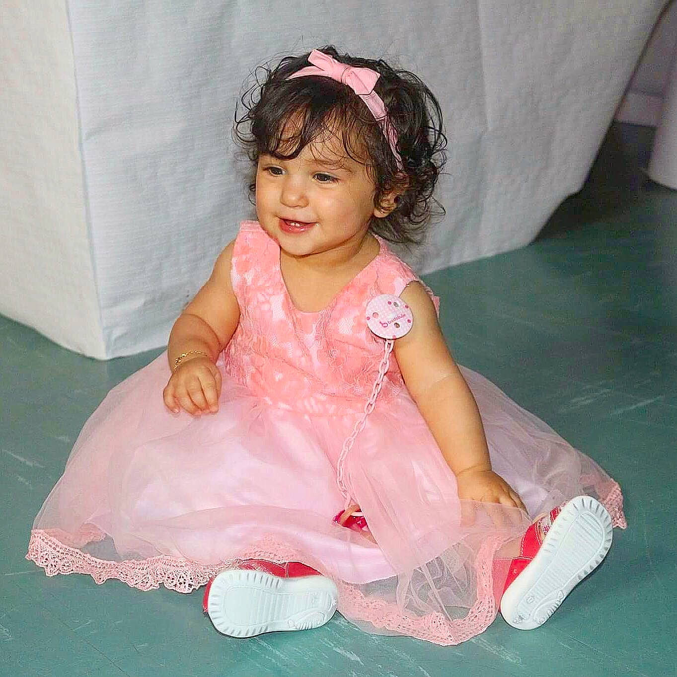 Clara participe au concours pour gagner de l'argent avec cette photo : child, costume, girl, hair_accessory, health_beauty, infant, joy, person, pink, product, skin, smile, textile, toddler