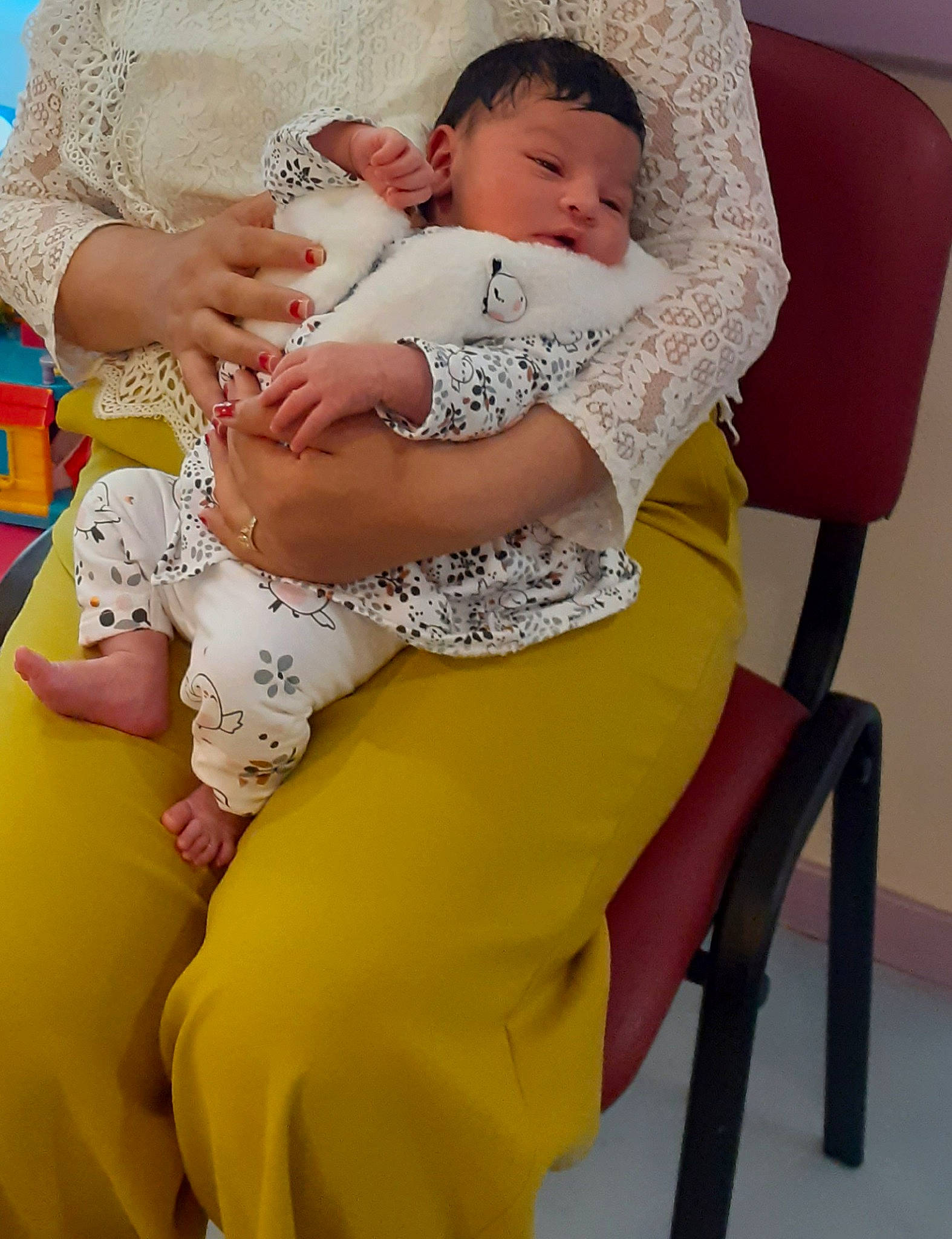 Rahmat-allah participe au concours pour gagner de l'argent avec cette photo : abdomen, arm, baby, baby_toddler_clothing, chair, comfort, facial_expression, finger, gesture, hand, happy, human_body, interaction, person, purple, skin, stomach, thigh, toddler, trunk