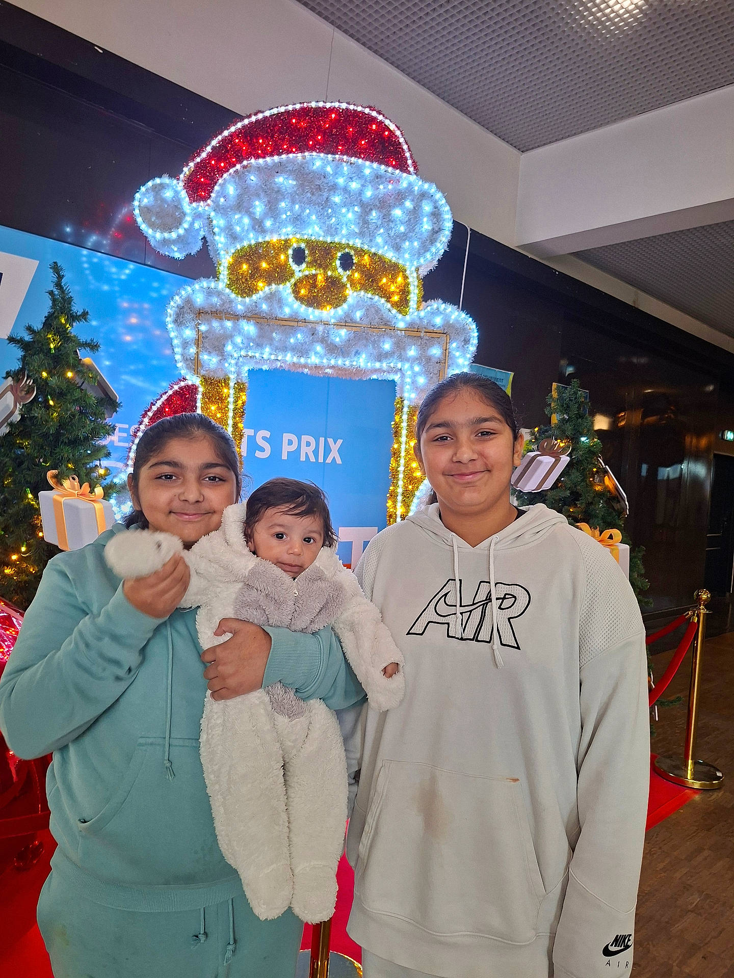 Stanojevic Nikola participe au concours pour gagner de l'argent avec cette photo : baby, child, children, christmas, decoration, festive, floor, gift, happy, holiday, hoodie, indoor, lights, person, red_rope, santa, smile, sweatshirt, tree, winter_clothing