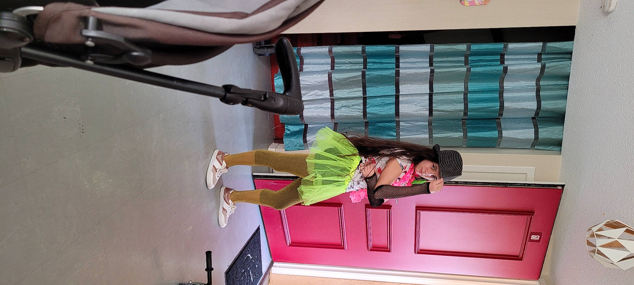 Anita a rejoint le concours — aidez-le/la à gagner de superbes lots ! building, door, fun, headwear, human_leg, knee, leisure, person, physical_fitness, recreation, room, shorts, thigh, toddler