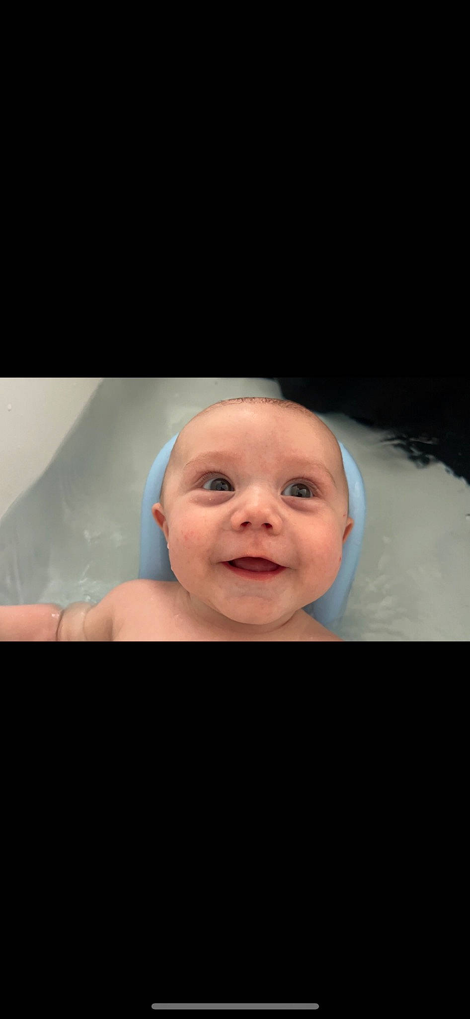 Thyméo a rejoint le concours — aidez-le/la à gagner de superbes lots ! baby, bathtub, cheek, chin, comfort, eyebrow, eyelash, flash_photography, happy, human_body, iris, jaw, joy, lip, mouth, neck, nose, person, skin, sleeve