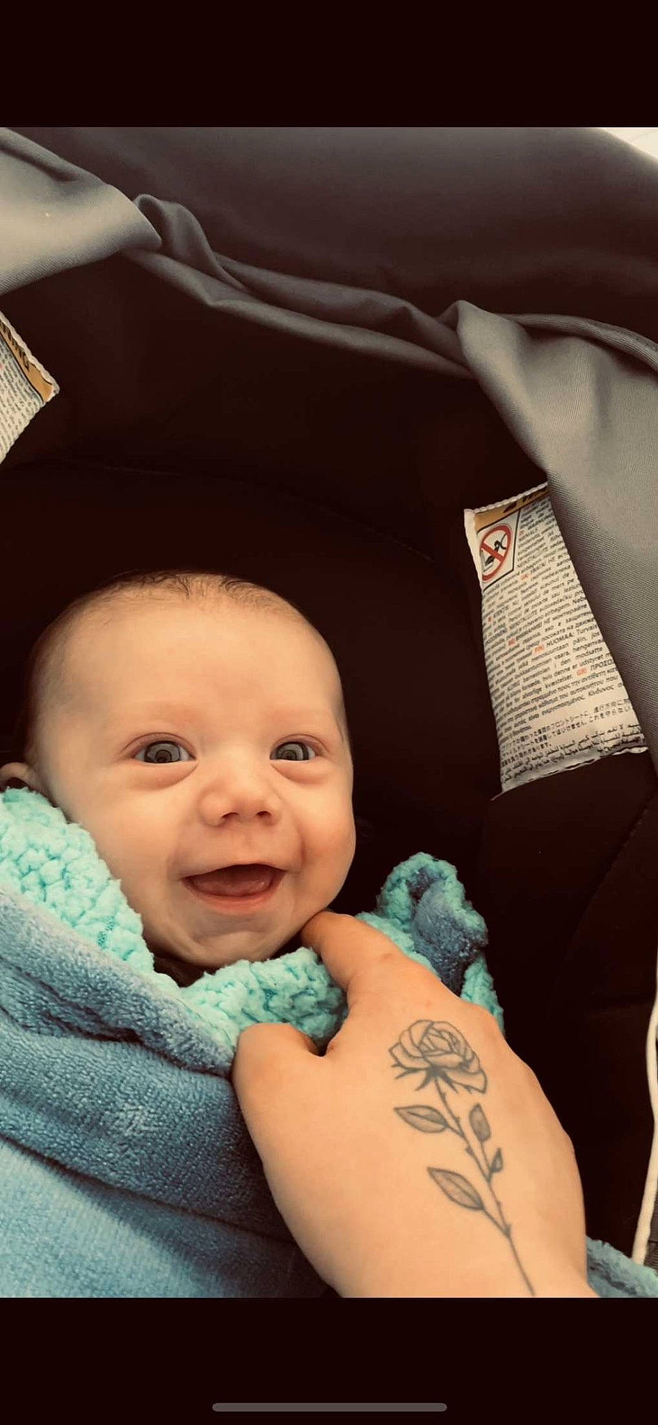 Thyméo a rejoint le concours — aidez-le/la à gagner de superbes lots ! baby, baby_toddler_clothing, cheek, child, comfort, cool, elbow, eye, finger, gesture, hairstyle, happy, mouth, organ, person, skin, sleeve, smile, temporary_tattoo, toddler