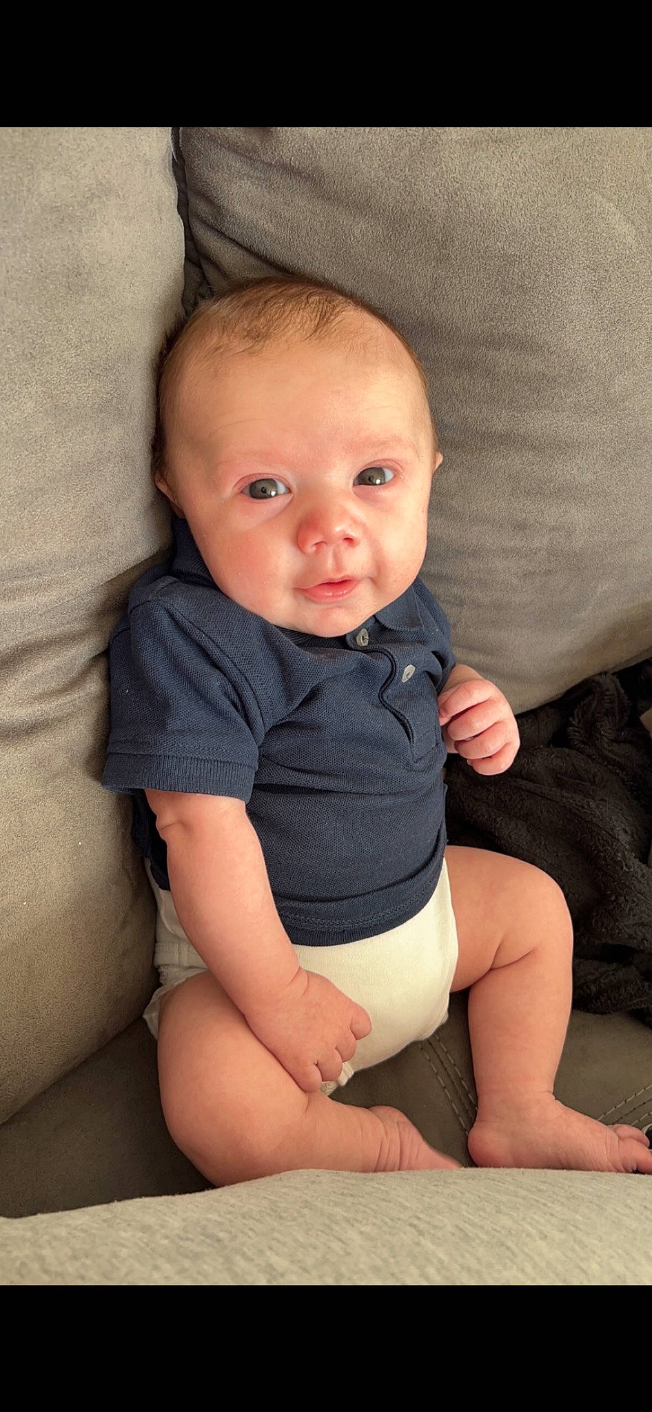 Thyméo participe au concours pour gagner de l'argent avec cette photo : abdomen, baby, baby_toddler_clothing, cheek, chest, comfort, elbow, eye, face, head, human_body, human_leg, knee, leg, person, skin, sleeve, stomach, thigh, toddler