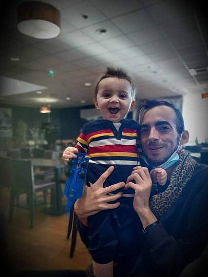 Jonas a rejoint le concours — aidez-le/la à gagner de superbes lots ! chair, child, cloud, costume, darkness, electric_blue, event, eye, fashion_design, flash_photography, formal_wear, fun, gesture, hand, happy, joy, person, room, smile, t_shirt