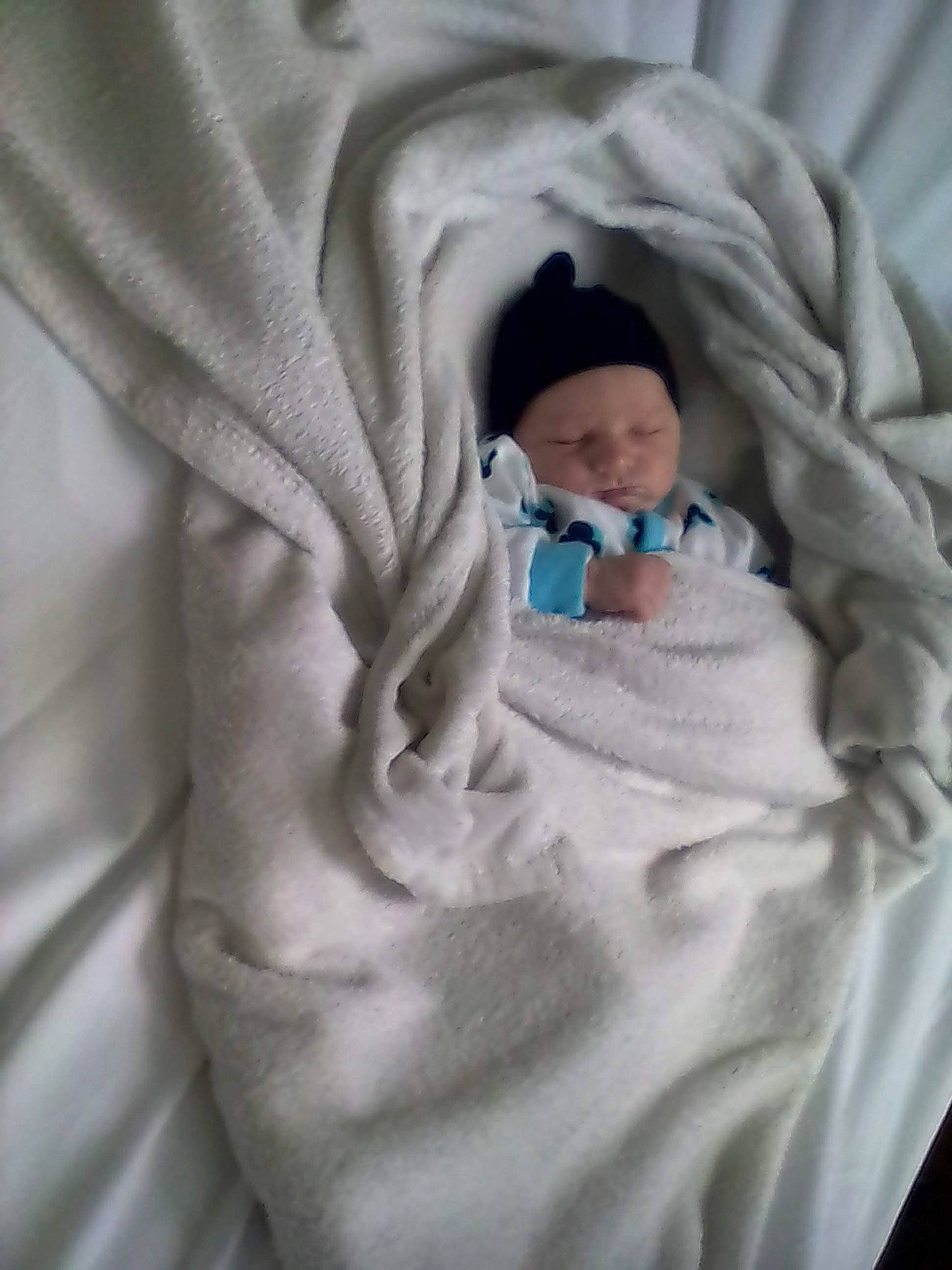 Jonas a rejoint le concours — aidez-le/la à gagner de superbes lots ! baby, baby_products, baby_sleeping, baby_toddler_clothing, beanie, bedtime, cap, child, comfort, headwear, linens, person, room, sleeve, textile, toddler