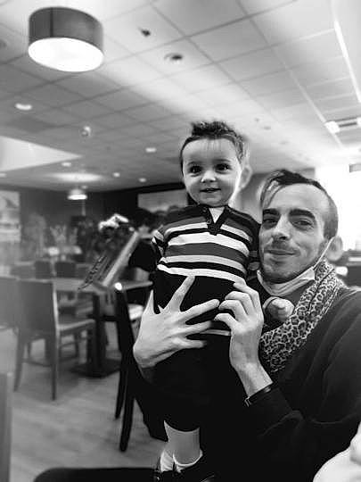 Jonas participe au concours pour gagner de l'argent avec cette photo : baby, black, black_and_white, event, flash_photography, formal_wear, fun, gesture, happy, joy, monochrome, monochrome_photography, person, photograph, smile, snapshot, standing, style, suit, tableware