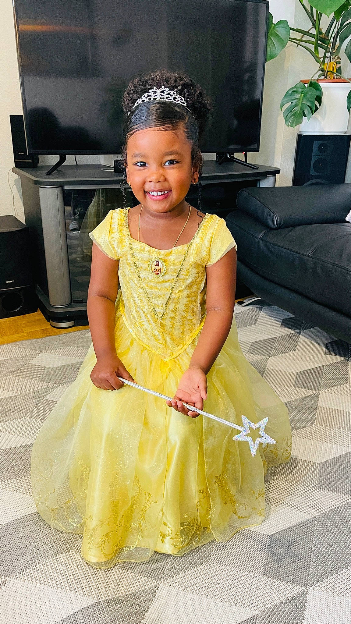 Maïra a rejoint le concours — aidez-le/la à gagner de superbes lots ! beauty, day_dress, dress, embellishment, event, fashion_design, flooring, formal_wear, hairstyle, happy, home_appliance, houseplant, joy, person, pink, ruffle, skin, sleeve, smile, standing