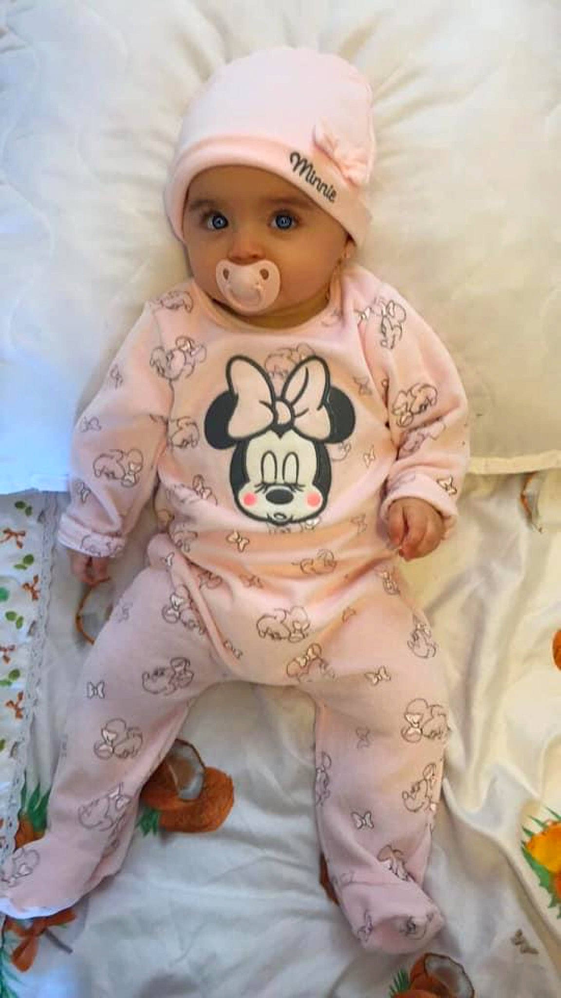 Octavia participe au concours pour gagner de l'argent avec cette photo : baby, baby_products, baby_toddler_clothing, cheek, child, headwear, infant_bodysuit, person, product, sleeve, smile, toddler