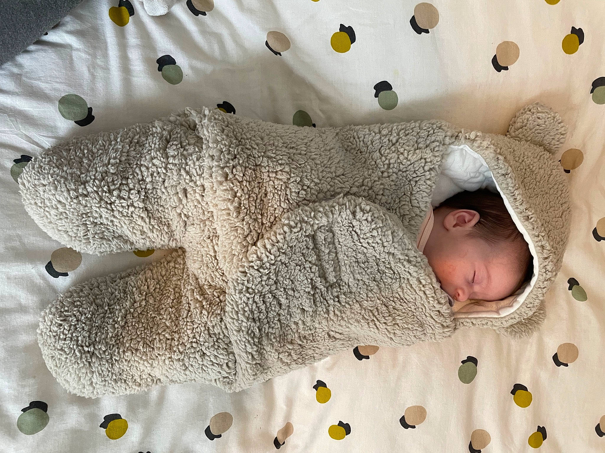 Luna a rejoint le concours — aidez-le/la à gagner de superbes lots ! baby, baby_products, baby_safety, baby_sleeping, baby_toddler_clothing, bedding, ceiling, child, comfort, flooring, linens, pattern, person, room, sleeve, toddler, white, wood, wool