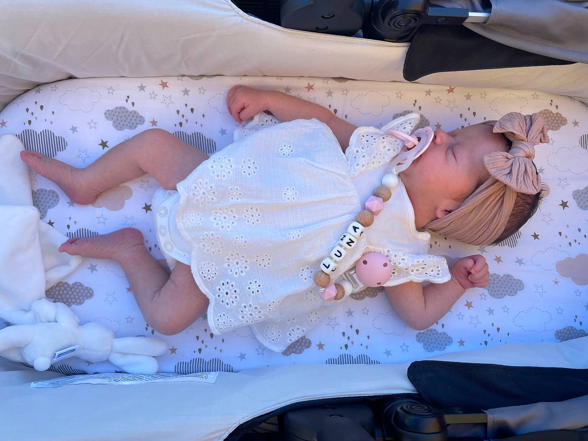 Luna a rejoint le concours — aidez-le/la à gagner de superbes lots ! baby, baby_products, baby_toddler_clothing, child, comfort, dress, facial_expression, finger, hand, happy, linens, pattern, person, pink, sitting, skin, sleep, textile, toddler, vehicle_door