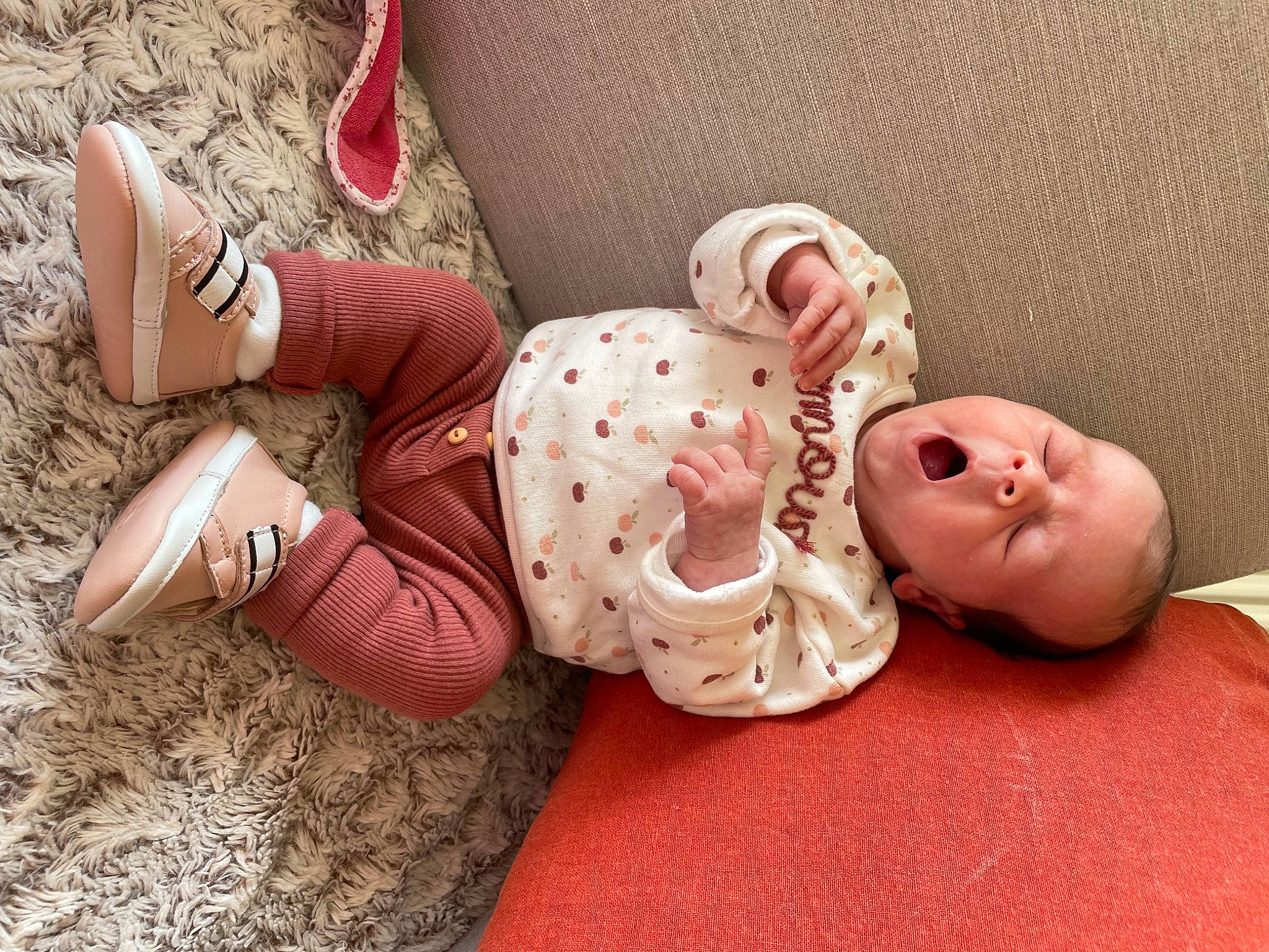 Luna participe au concours pour gagner de l'argent avec cette photo : arm, baby, baby_sleeping, baby_toddler_clothing, child, comfort, finger, flooring, foot, hand, headgear, human_body, human_leg, leg, linens, mammal, person, pink, skin, toddler