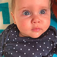 Anaïs participe au concours pour gagner de l'argent avec cette photo : baby, child, face, blue_eyes, polka_dot, shirt, infant, cute, close_up, portrait, clothing, human, skin, eyelashes, expression, looking, lying_down, blanket, soft_toys, indoor