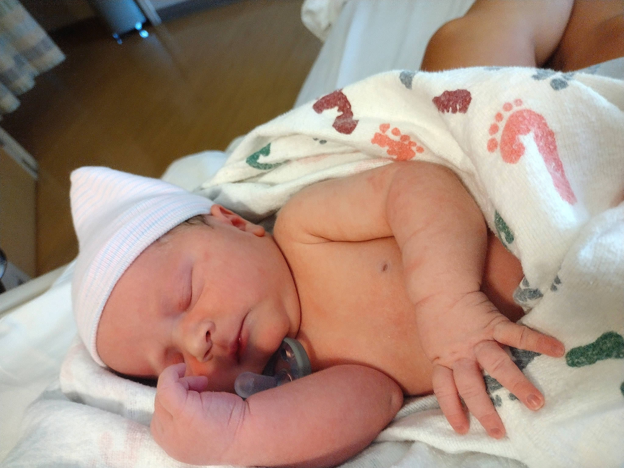 Macie is registered to the contest to win money with this photo: abdomen, baby, chest, child, comfort, event, finger, headwear, hospital, human_leg, knee, linens, medical, medical_procedure, mouth, patient, person, service, skin, stomach