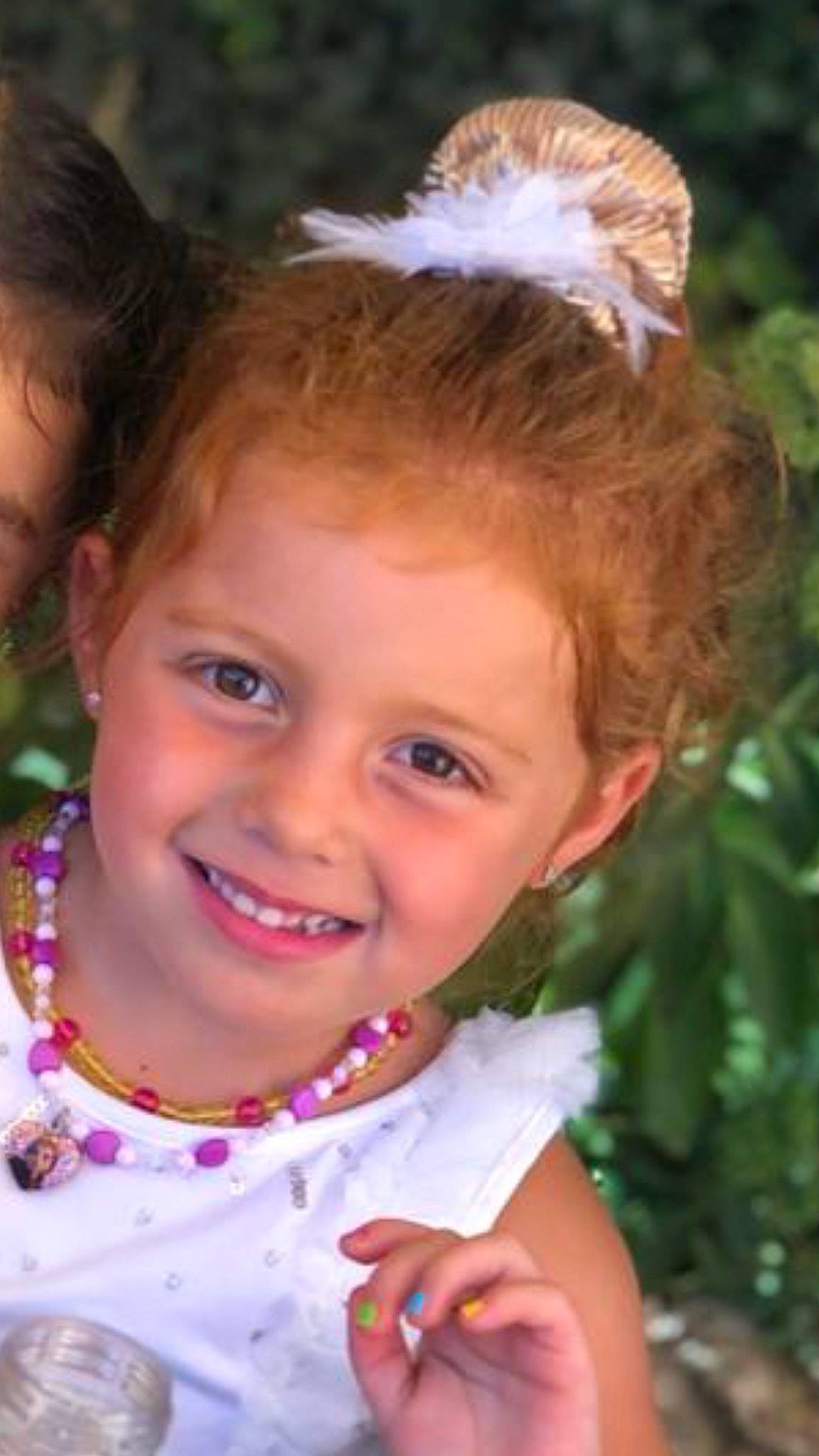 Thylane participe au concours pour gagner de l'argent avec cette photo : baby_toddler_clothing, blond, brown_hair, cheek, child, chin, eyebrow, eyelash, facial_expression, forehead, hair_accessory, hairstyle, happy, headpiece, iris, jewellery, joy, mouth, nose, person