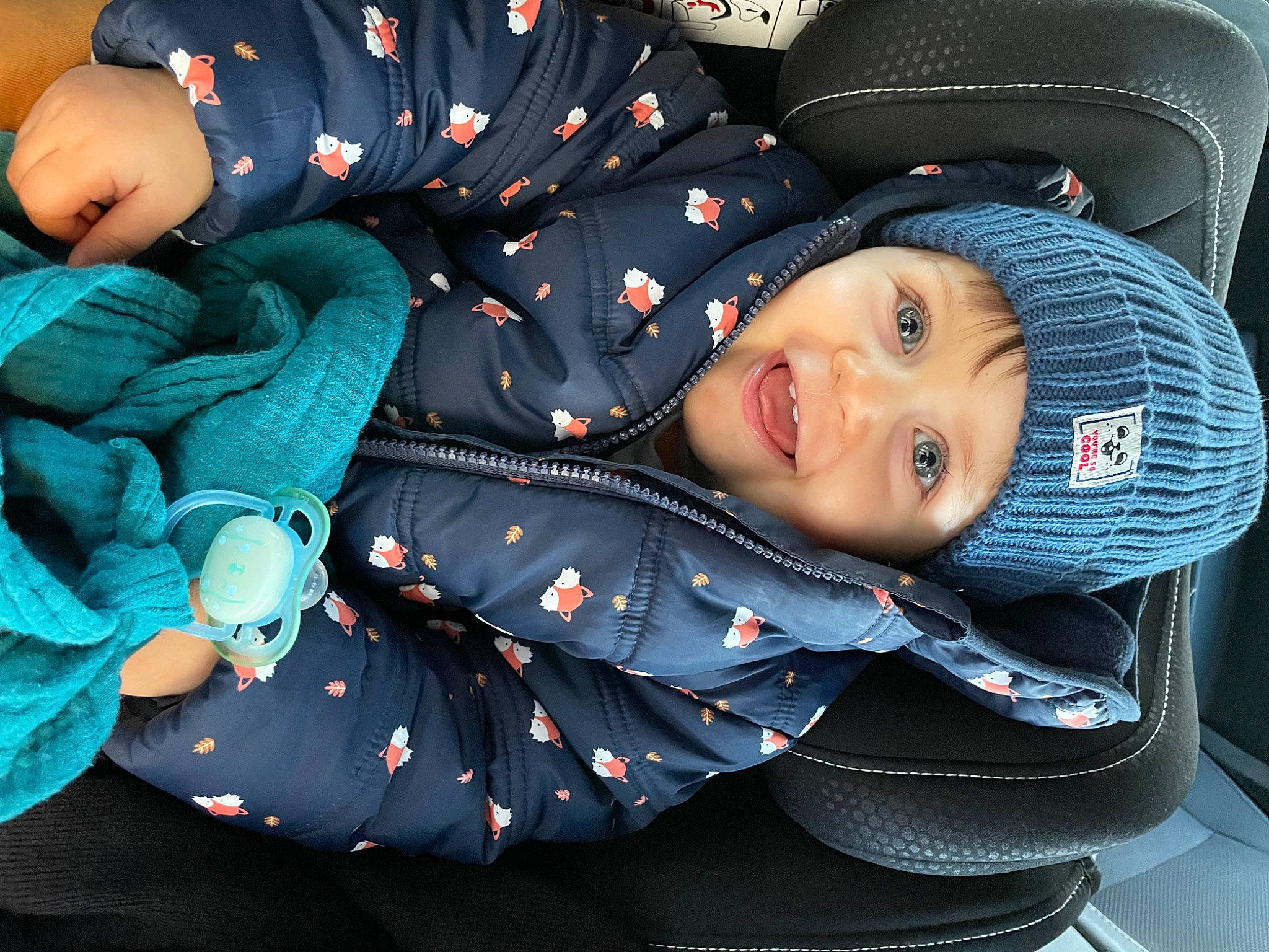 Iulian a rejoint le concours — aidez-le/la à gagner de superbes lots ! auto_part, baby, baby_products, baby_toddler_clothing, car_seat, child, collar, comfort, electric_blue, fashion_accessory, happy, headwear, lap, pattern, person, sitting, sleeve, smile, toddler, travel