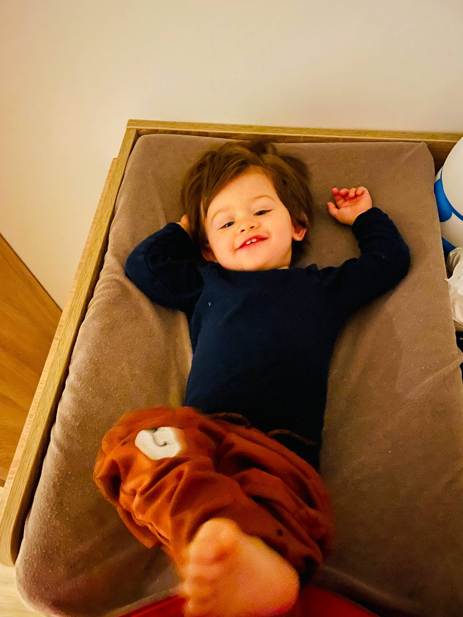 Iulian participe au concours pour gagner de l'argent avec cette photo : baby_toddler_clothing, cheek, child, comfort, couch, elbow, finger, flooring, fun, happy, human_leg, joy, leisure, linens, person, sitting, sleeve, smile, standing, t_shirt
