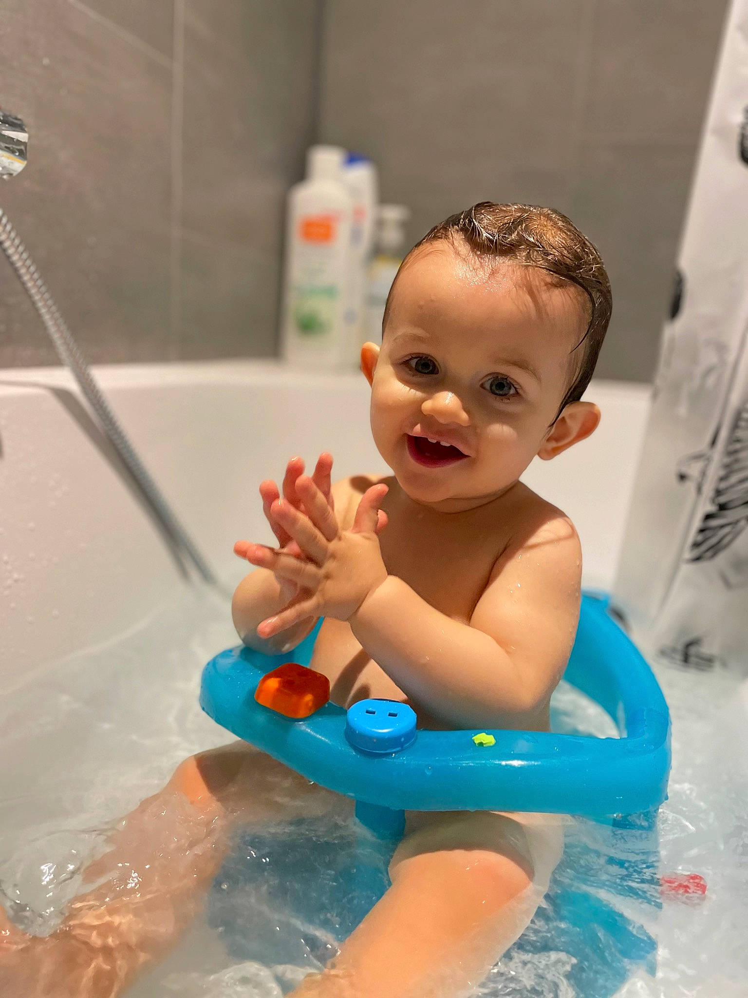 Iulian participe au concours pour gagner de l'argent avec cette photo : baby, baby_bathing, bath_toy, bathing, bathroom, chest, child, face, finger, fluid, fun, happy, leisure, liquid, person, personal_care, photograph, plumbing, smile, toddler