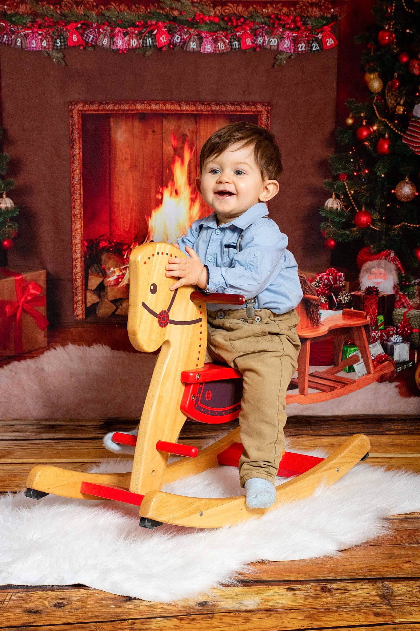 Iulian a rejoint le concours — aidez-le/la à gagner de superbes lots ! christmas, christmas_decoration, christmas_ornament, christmas_stocking, christmas_tree, curtain, event, fun, happy, holiday, holiday_ornament, lap, living_room, ornament, person, red, sitting, toddler, tradition, tree