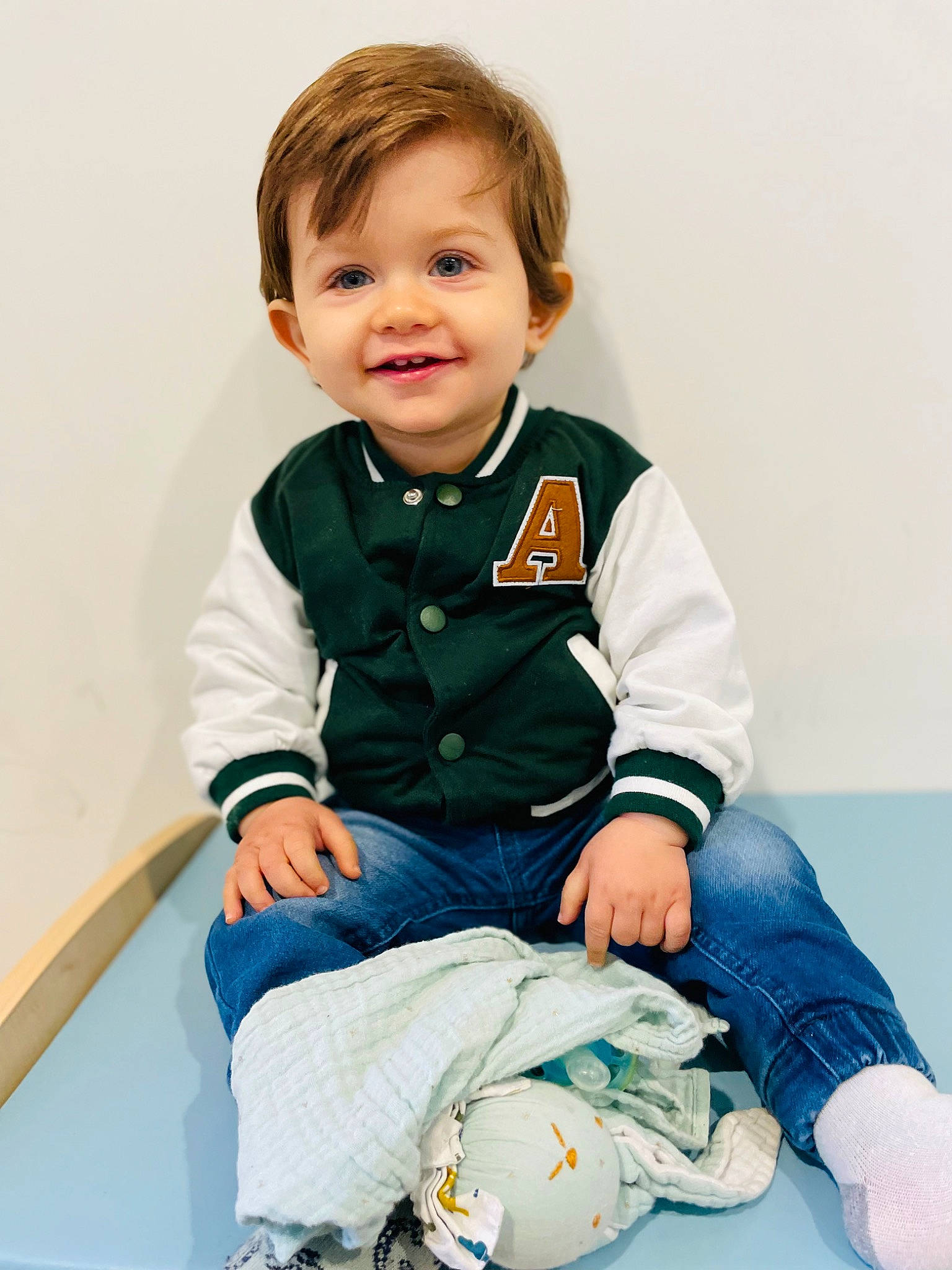Iulian a rejoint le concours — aidez-le/la à gagner de superbes lots ! baby, baby_toddler_clothing, child, collar, comfort, denim, electric_blue, fun, happy, joy, knee, pattern, person, portrait_photography, sitting, skin, sleeve, smile, sportswear, t_shirt