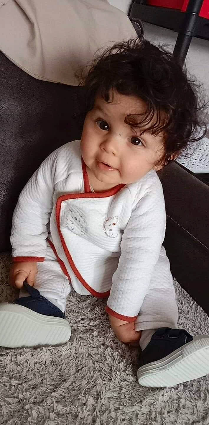 Ilan a rejoint le concours — aidez-le/la à gagner de superbes lots ! baby, baby_toddler_clothing, beauty, cheek, child, comfort, eyebrow, facial_expression, finger, flooring, happy, iris, lip, nose, outerwear, person, product, skin, sleeve, smile