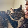 Moumousse a rejoint le concours — aidez-le/la à gagner de superbes lots ! cat, person, face, close_up, snuggling, sleeping, indoor, natural_light, window, cozy, relaxation, pet, fur, whiskers, comfort, companion, portrait, warmth, peaceful, intimacy