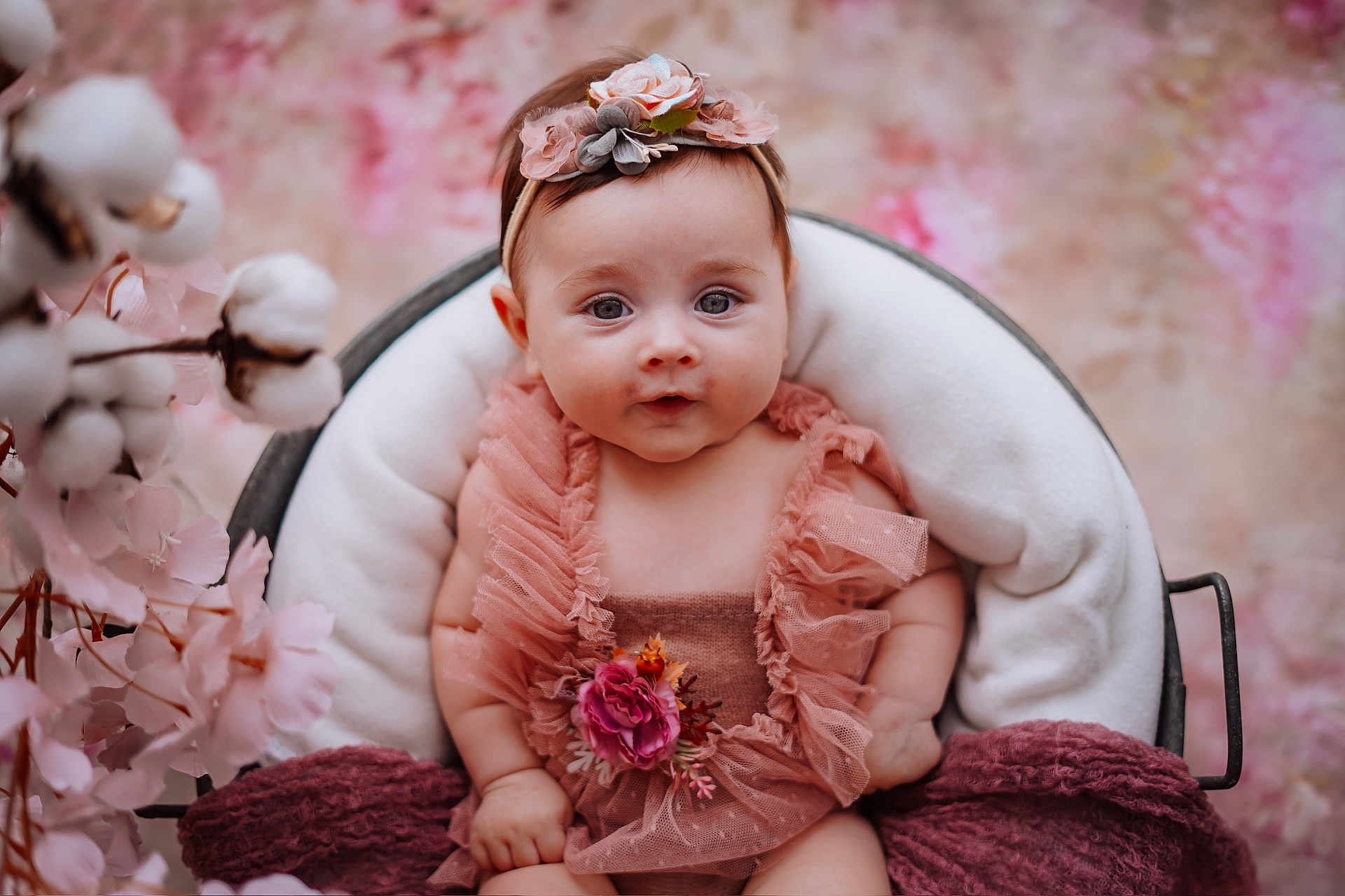 Lison participe au concours pour gagner de l'argent avec cette photo : baby, infant, child, flower_headband, pink_dress, basket, cushion, portrait, cute, soft_lighting, flowers, ruffles, outdoor, nature, seasonal, adorable, sitting, face, skin, expression