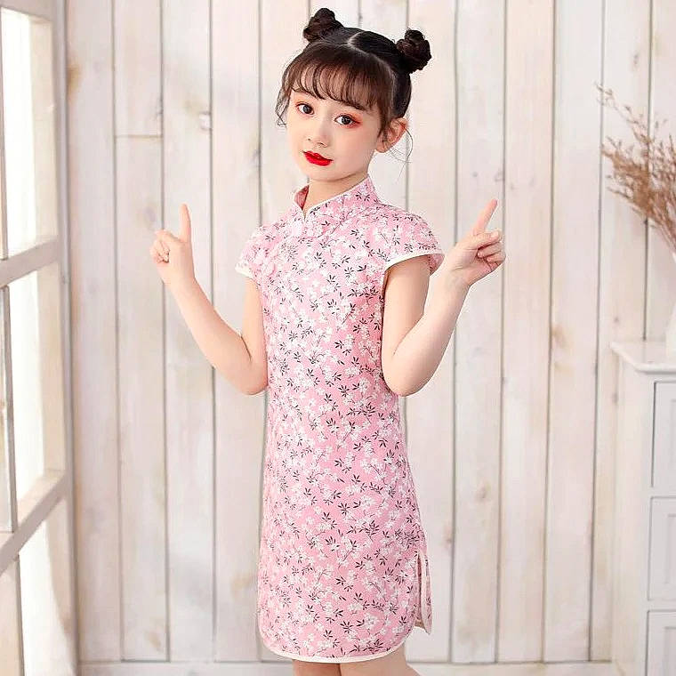 Lola a rejoint le concours — aidez-le/la à gagner de superbes lots ! bangs, collar, day_dress, dress_shirt, eyelash, fashion_design, finger, gesture, hair, hairstyle, headgear, human_body, joint, neck, one_piece_garment, person, pink, plant, shoulder, sleeve