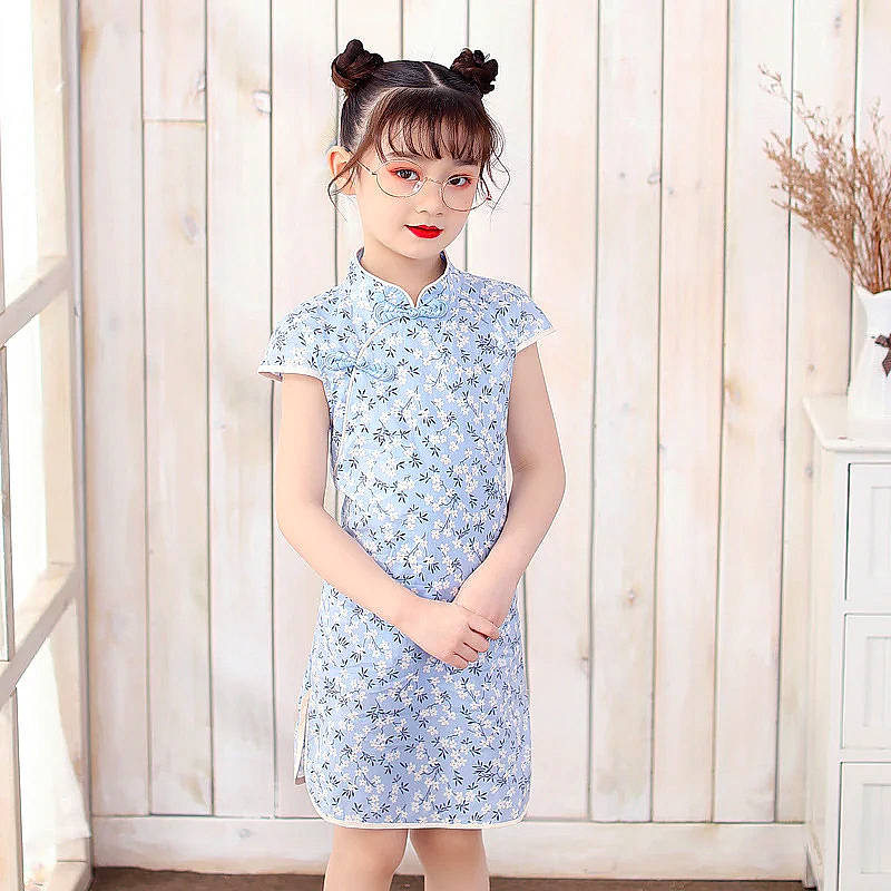 Lola a rejoint le concours — aidez-le/la à gagner de superbes lots ! bangs, clothing, collar, day_dress, dress_shirt, electric_blue, fashion_accessory, fashion_design, formal_wear, human_leg, magenta, neck, one_piece_garment, pattern, person, plant, purple, sleeve, standing, waist