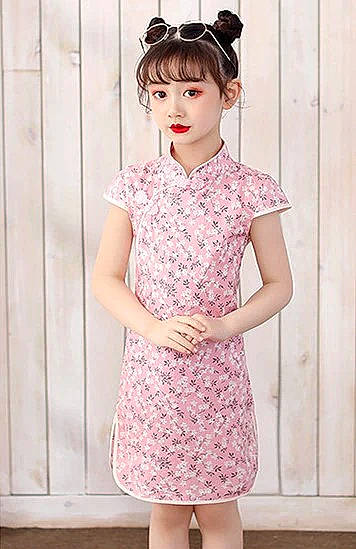 Lola participe au concours pour gagner de l'argent avec cette photo : arm, bangs, collar, day_dress, door, dress_shirt, event, fashion_design, formal_wear, magenta, neck, one_piece_garment, outerwear, pattern, person, pink, shoulder, sleeve, vintage_clothing, waist