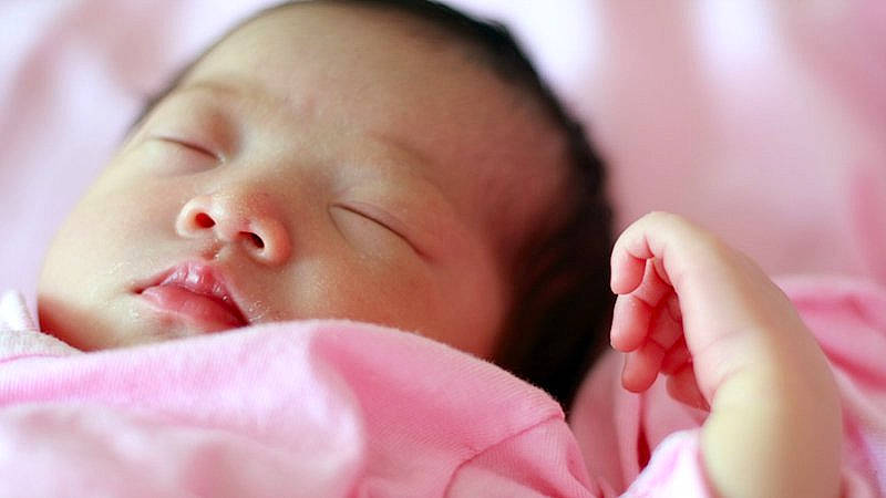 Yoyo a rejoint le concours — aidez-le/la à gagner de superbes lots ! baby, bedtime, cheek, child, chin, comfort, eyebrow, eyelash, face, facial_expression, finger, gesture, happy, lip, mouth, nose, person, pink, skin, thumb