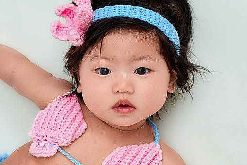 Yoyo participe au concours pour gagner de l'argent avec cette photo : baby, baby_toddler_clothing, cheek, child, chin, ear, eye, eyelash, finger, hair_accessory, happy, headband, headgear, headpiece, headwear, lip, magenta, person, pink, skin