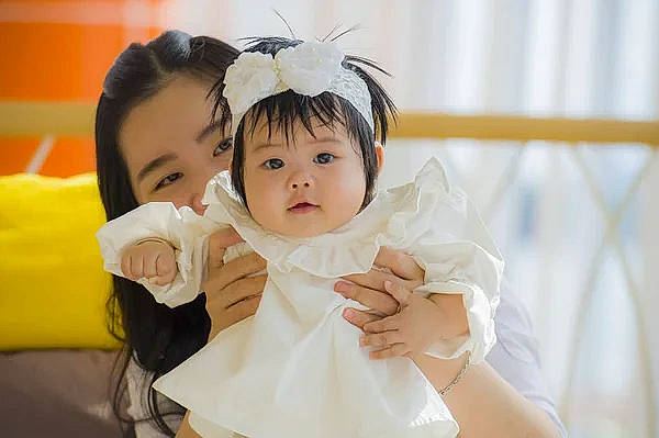 Yoyo a rejoint le concours — aidez-le/la à gagner de superbes lots ! baby, baby_toddler_clothing, black_hair, bridal_clothing, eye, eyelash, face, facial_expression, flash_photography, gesture, hair, hairstyle, happy, head, headpiece, person, skin, sleeve, smile, textile