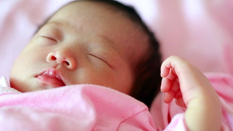 Yoyo participe au concours pour gagner de l'argent avec cette photo : baby, bedtime, cheek, child, chin, comfort, eyebrow, eyelash, face, facial_expression, finger, gesture, happy, lip, mouth, nose, person, pink, skin, thumb